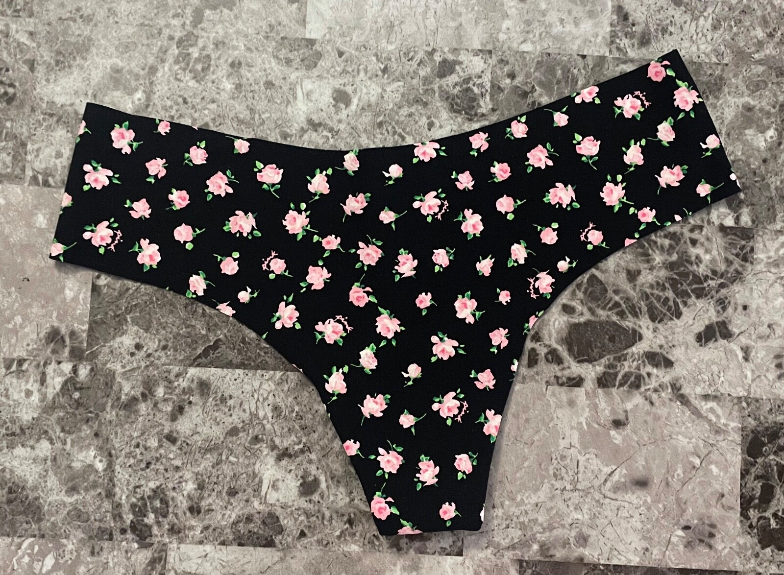 NWT VICTORIA’S SECRET PINK BLACK GREEN ROSE FLORAL LOGO NO SHOW THONG PANTIES