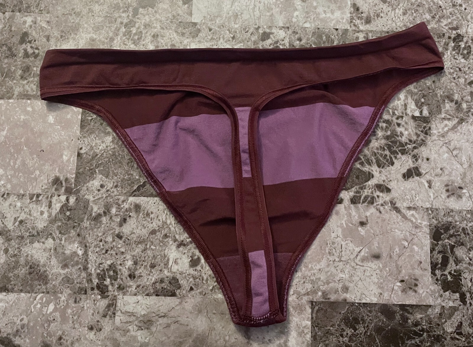 BODY BY VICTORIA’S SECRET L PURPLE STRIPE SEAMLESS VINTAGE RARE THONG PANTIES