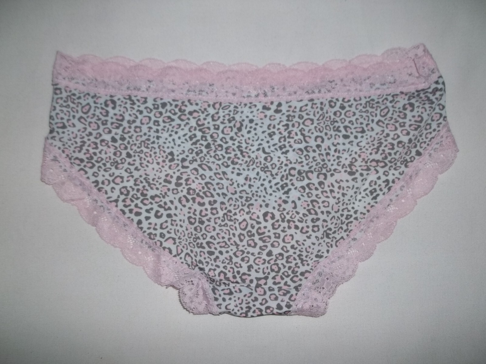 Lace trim leopard print silky smooth hipster panties M gray w/pink nip kawaii