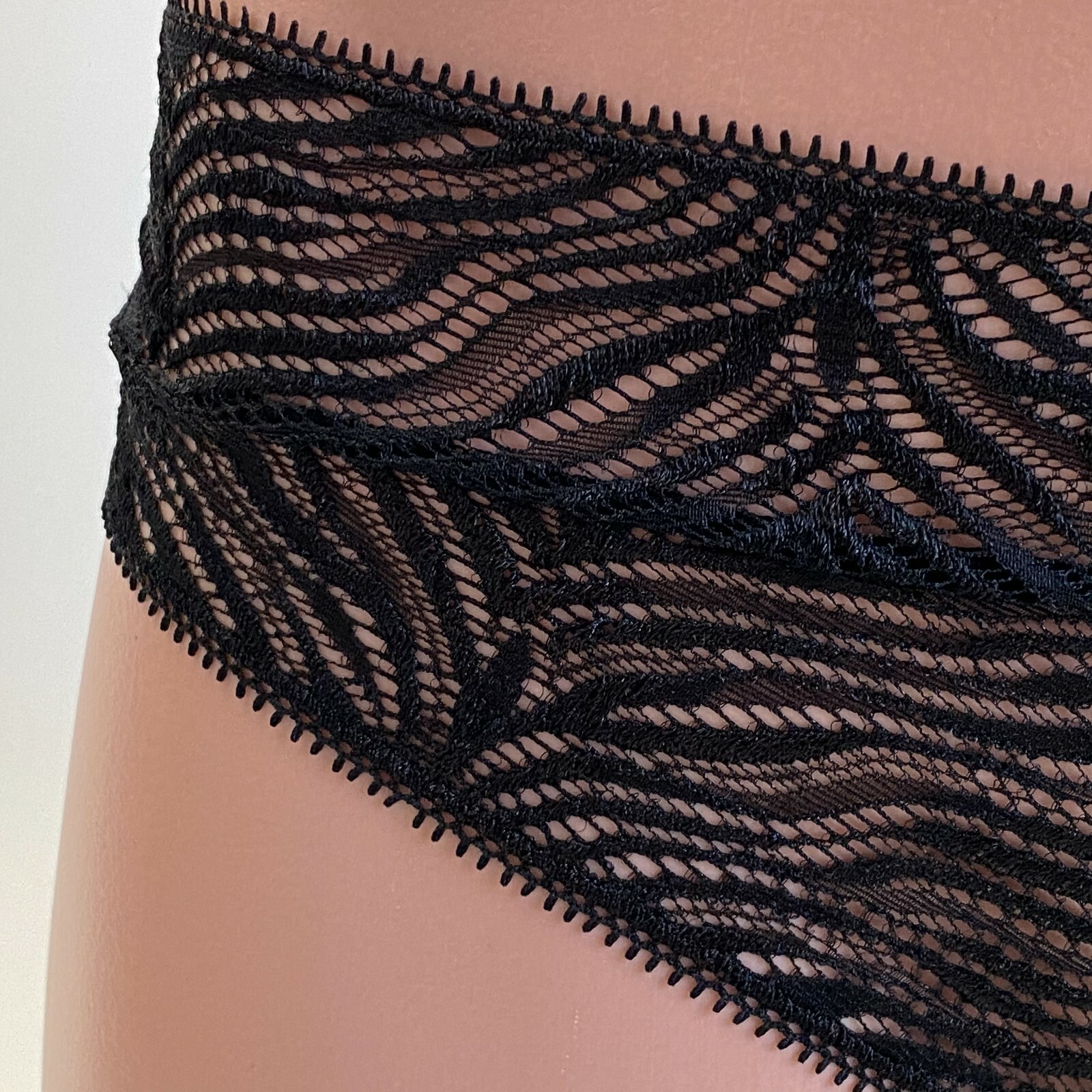 Victoria’s Secret Lace Zebra Pattern Tanga Panties Black Size M NWT