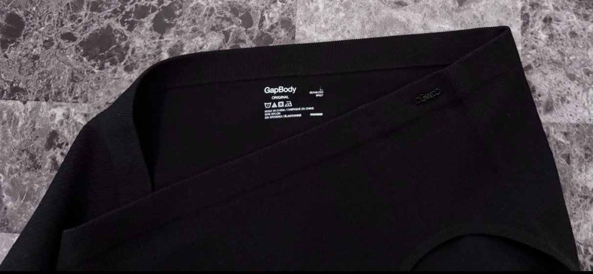 NWOT GAP BODY BLACK RIBBED STRIPE LOGO HARDWARE STRETCH SEAMLESS BRIEF PANTIES