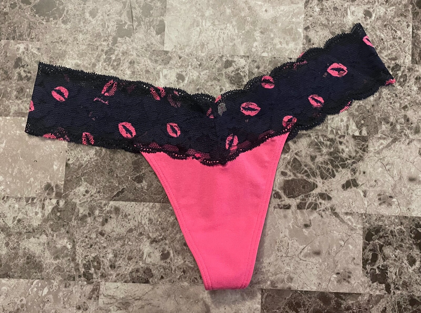 NWT VICTORIA’S SECRET PINK NAVY BLUE PINK LIPS LISS LACE WAISTBAND THONG PANTIES