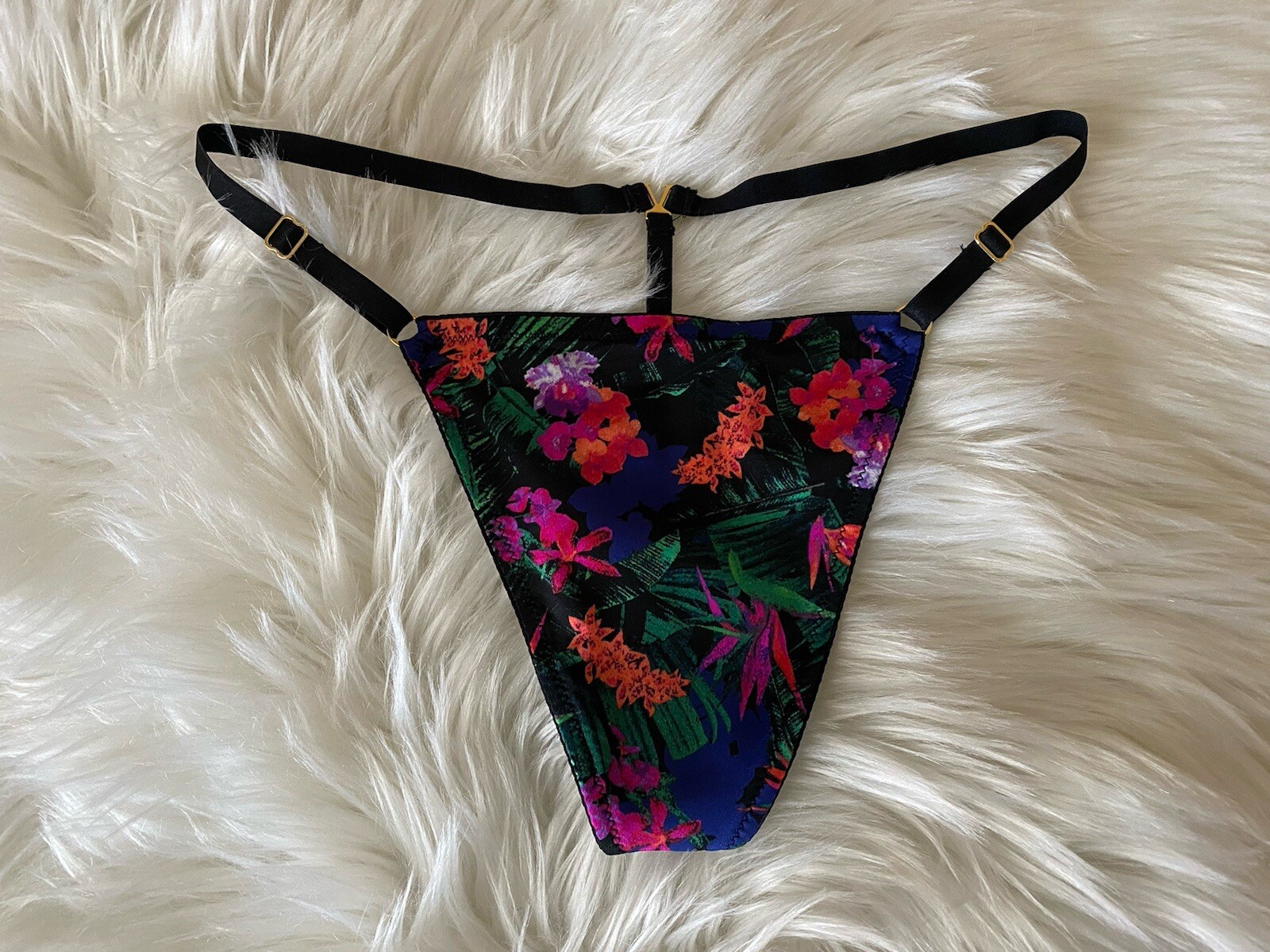 NWT VICTORIA’S SECRET PINK FLOWER THEME ADJUSTABLE STRAP V-STRING PANTIES