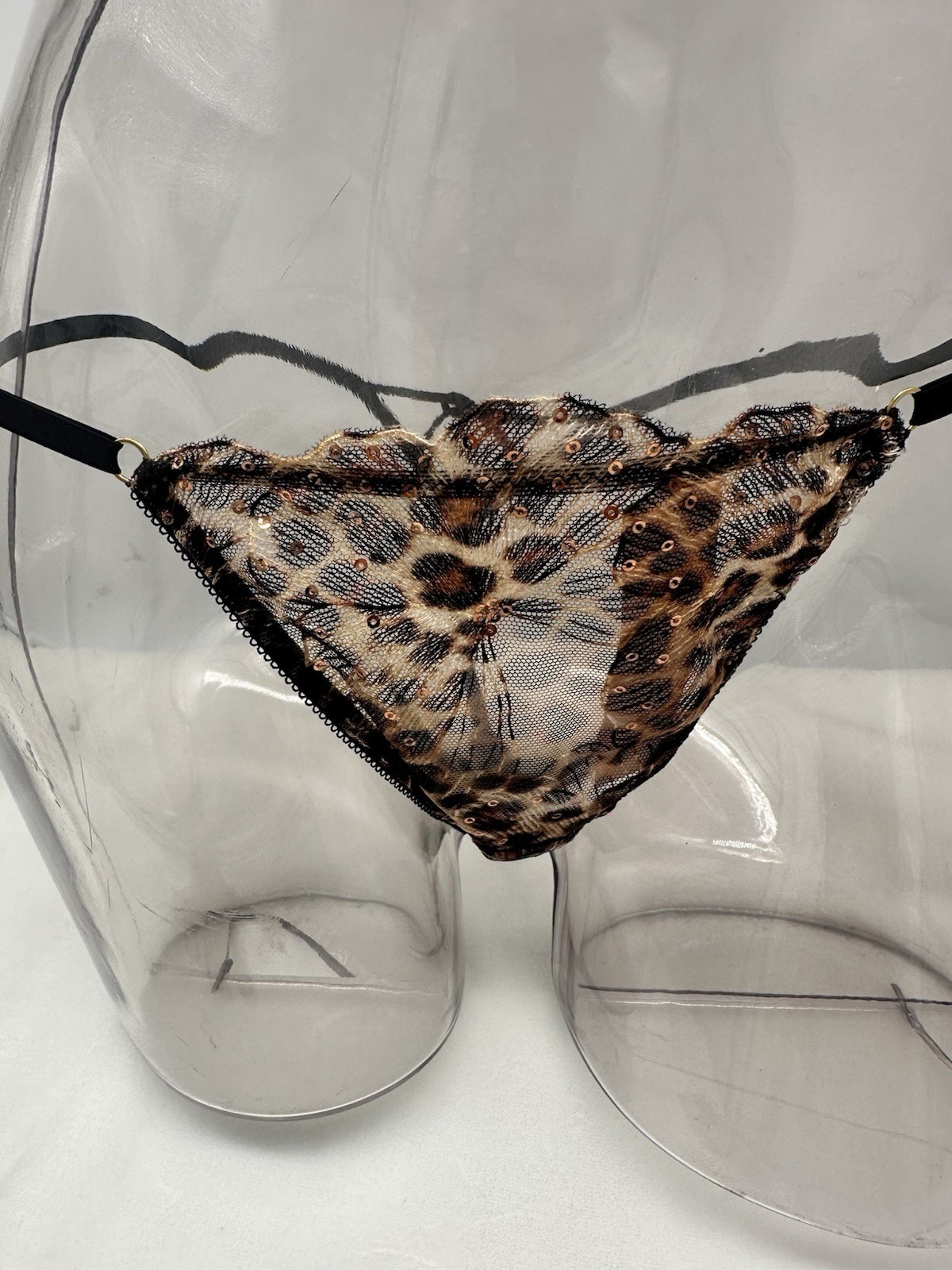 Victoria’s Secret 🌹RT $29 Geo Leo Embroidery Sequin Shine V-String MEDIUM🌹
