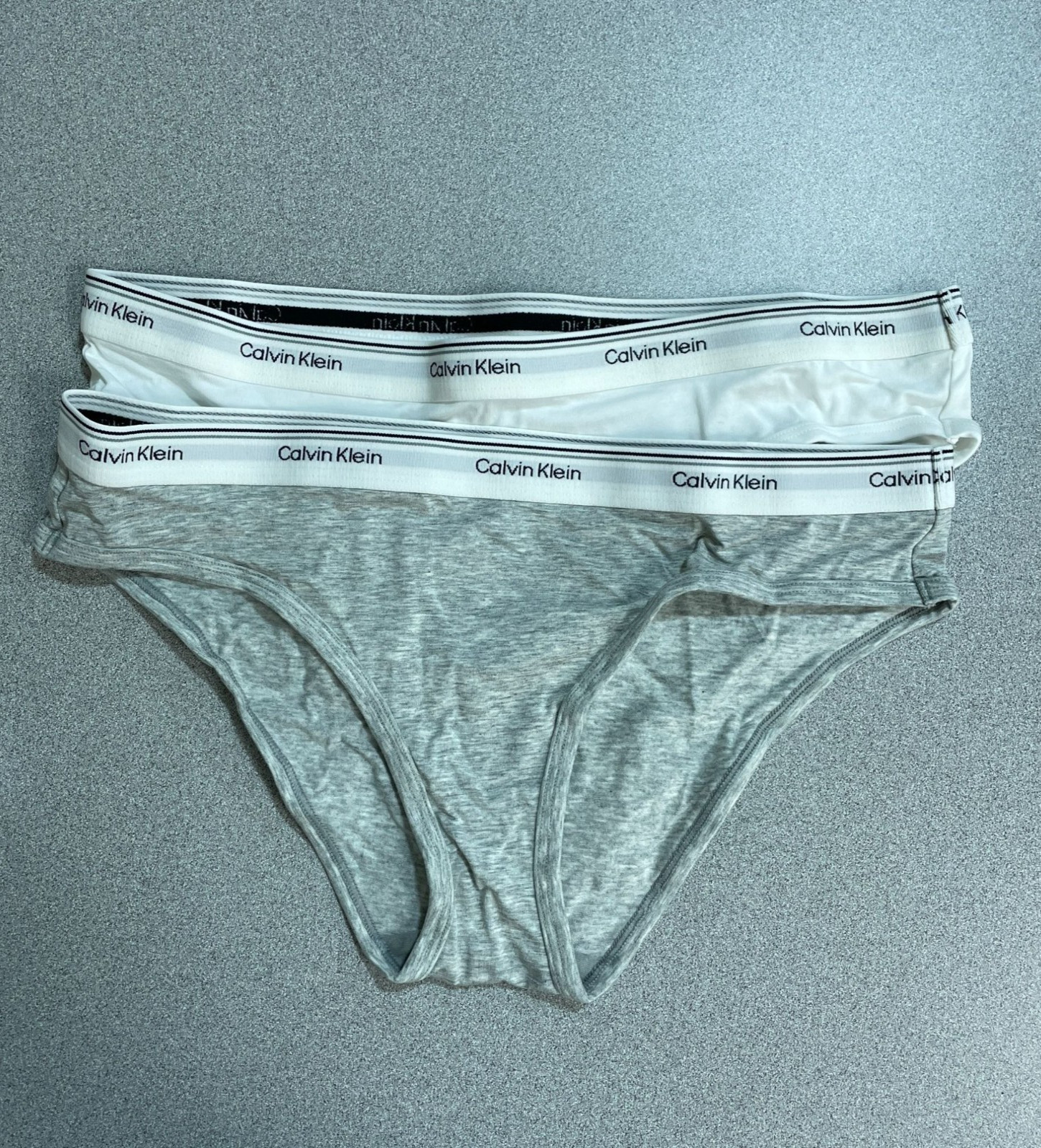 NWT Calvin Klein Women’s M 2-Pack Bikini Underwear Open Box Gray & White B1772
